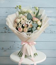 Букет цветов из:  Розы и Лизиантусы в Левокумке