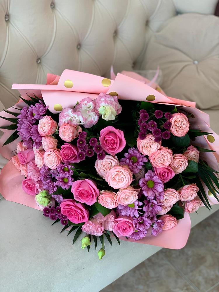 Букет цветов из: Хризантемы, Розы и Лизиантусы в Левокумке