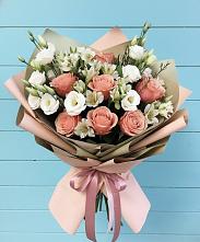 Букет цветов из:  Розы, Альстромерии и Лизиантусы #REPLACE_PRED# Левокумке