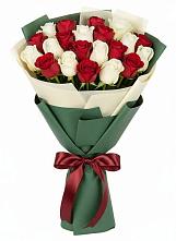 Букет Микс из красных и белых роз в Левокумке