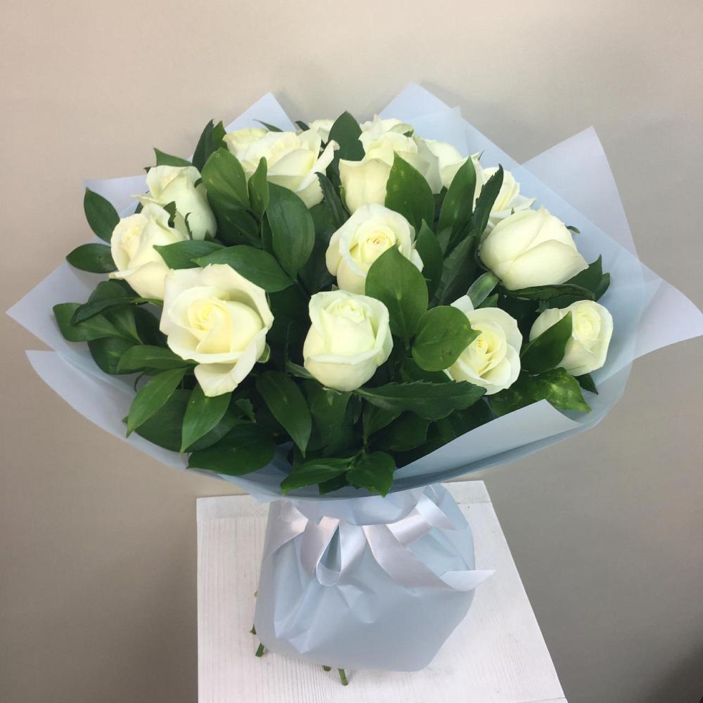 Букет 15 Белых роз Проуд в Левокумке