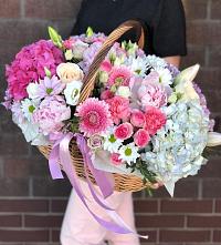 Композиция солнечный день в Левокумке Цветочная композиция из Розы, Хризантемы, Пионы и Лизиантусы в корзине в Левокумке