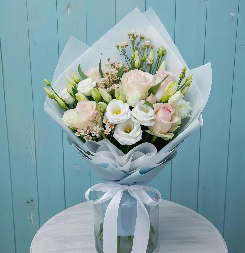 Букет цветов из: Розы и Лизиантусы в Левокумке