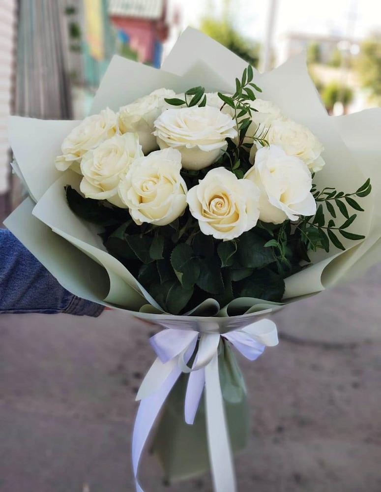 Букет Белые розы Проуд в Левокумке