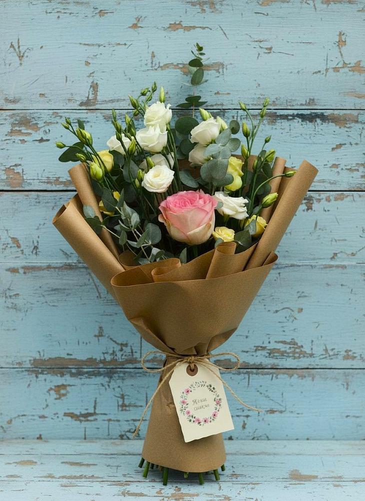 Букет цветов из: Розы и Лизиантусы в Левокумке