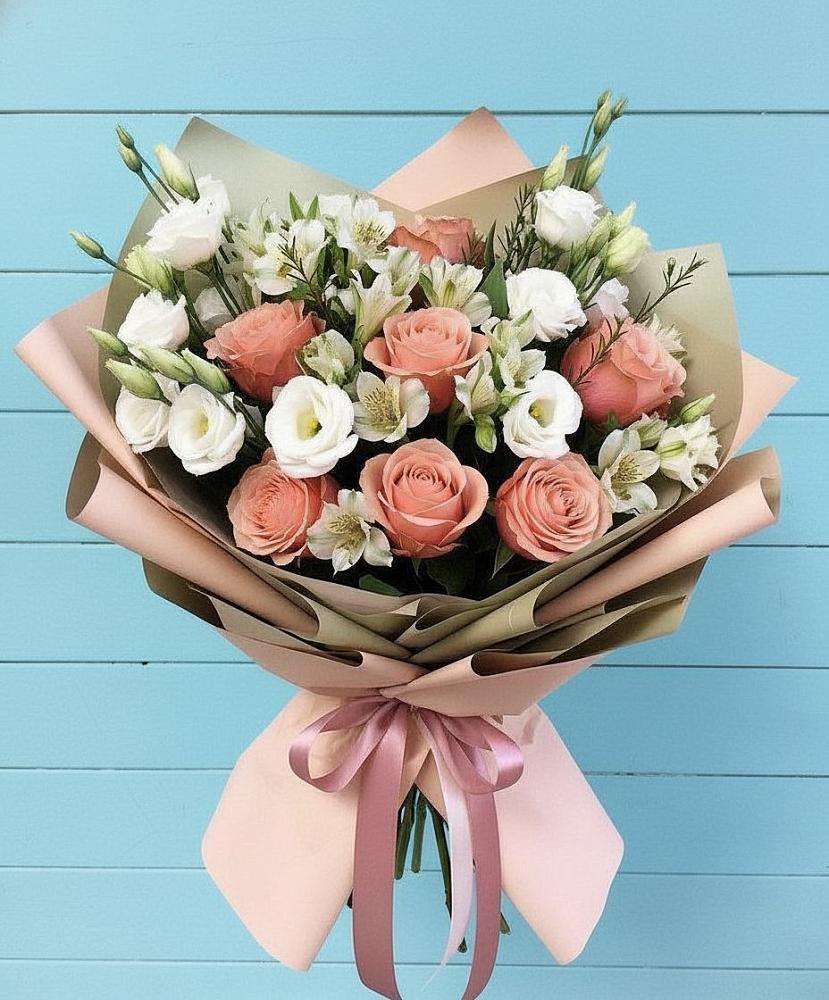Букет цветов из: Розы, Альстромерии и Лизиантусы в Левокумке