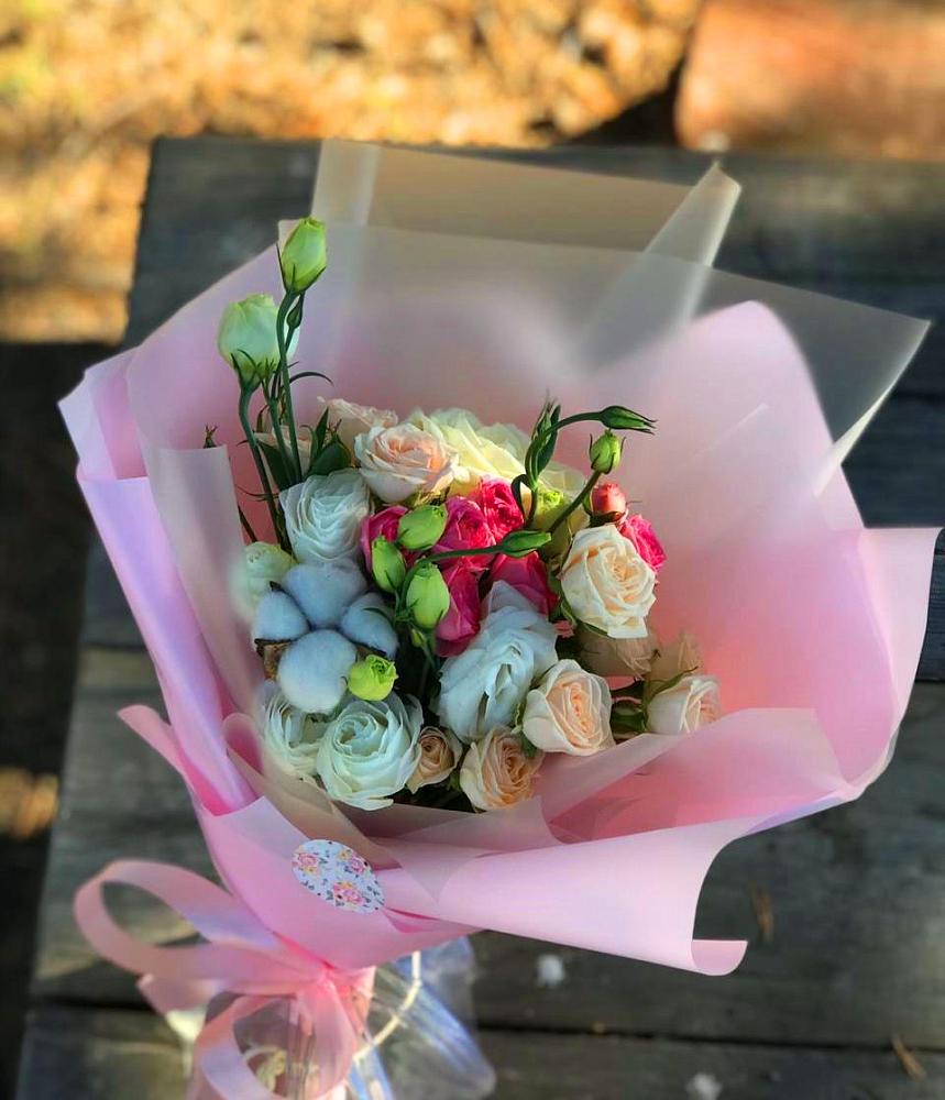 Букет цветов из: Розы и Лизиантусы в Левокумке