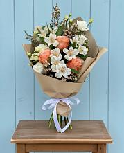 Букет цветов из:  Альстромерии, Лизиантусы, Розы и Хризантемы в Левокумке