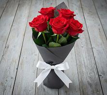 Букет 5 Красных роз Эдлесс Лав в Левокумке