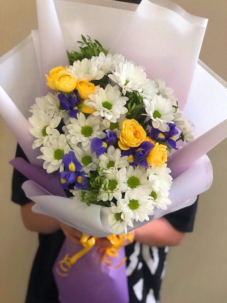 Букет цветов из: Ирисы, Хризантемы и Розы в Левокумке