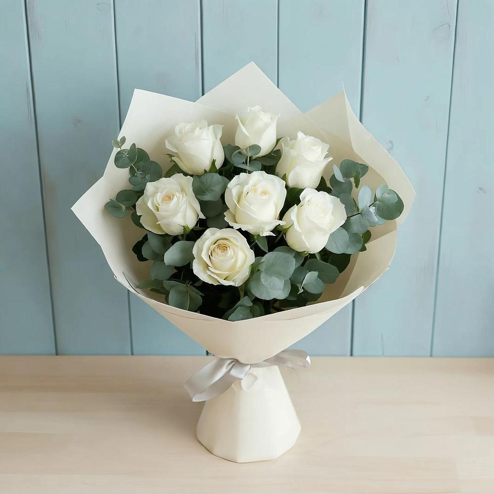 Букет Белые розы в Эвкалипте в Левокумке