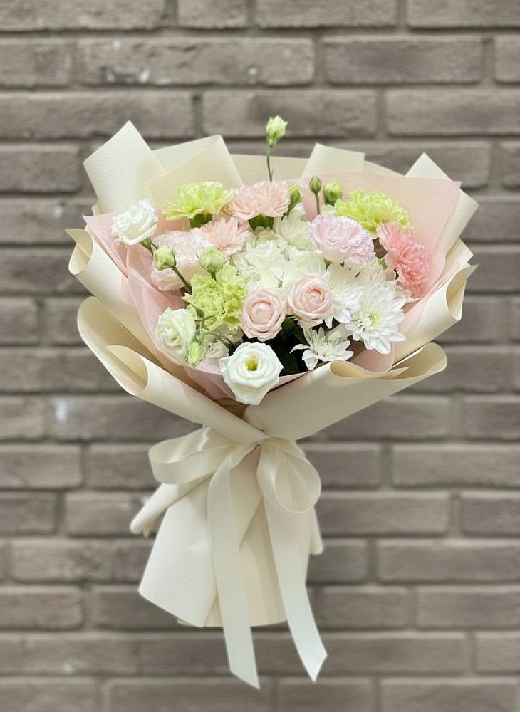Букет цветов из: Гвоздики, Розы, Лизиантусы и Хризантемы в Левокумке