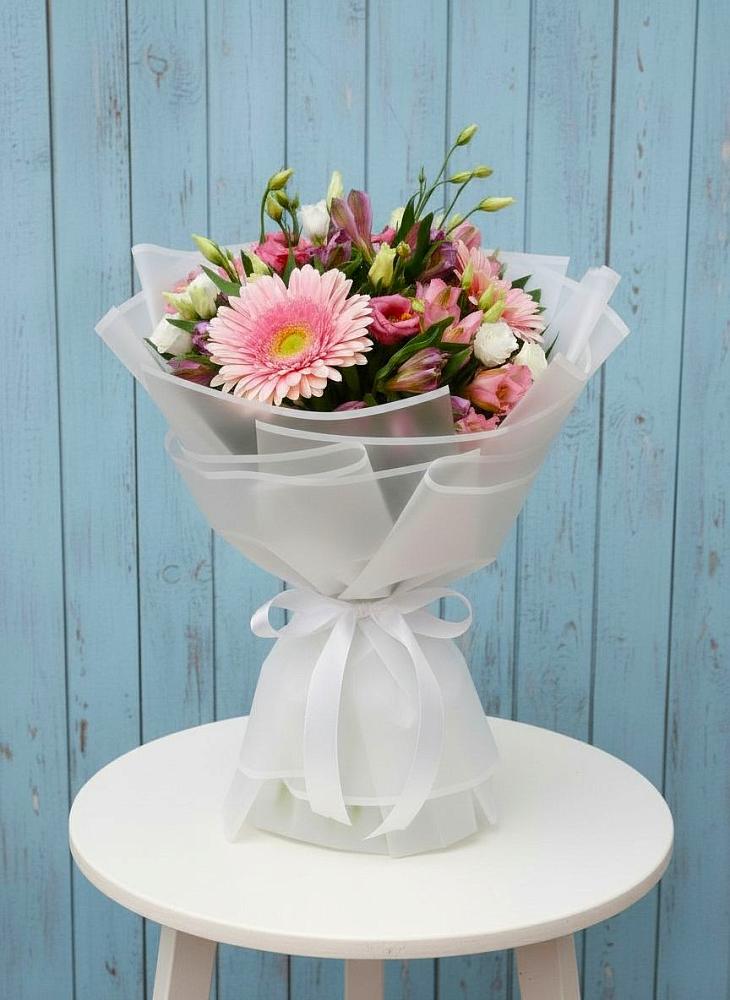 Букет цветов из: Герберы, Альстромерии и Лизиантусы в Левокумке