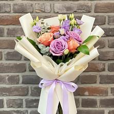 Букет цветов из:  Лизиантусы и Розы в Левокумке