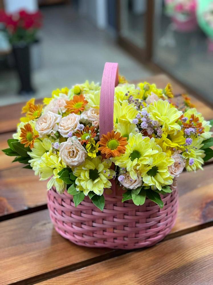 Цветочная композиция из Хризантемы и Розы в корзине в Левокумке