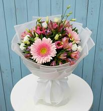 Букет цветов из:  Герберы, Альстромерии и Лизиантусы в Левокумке
