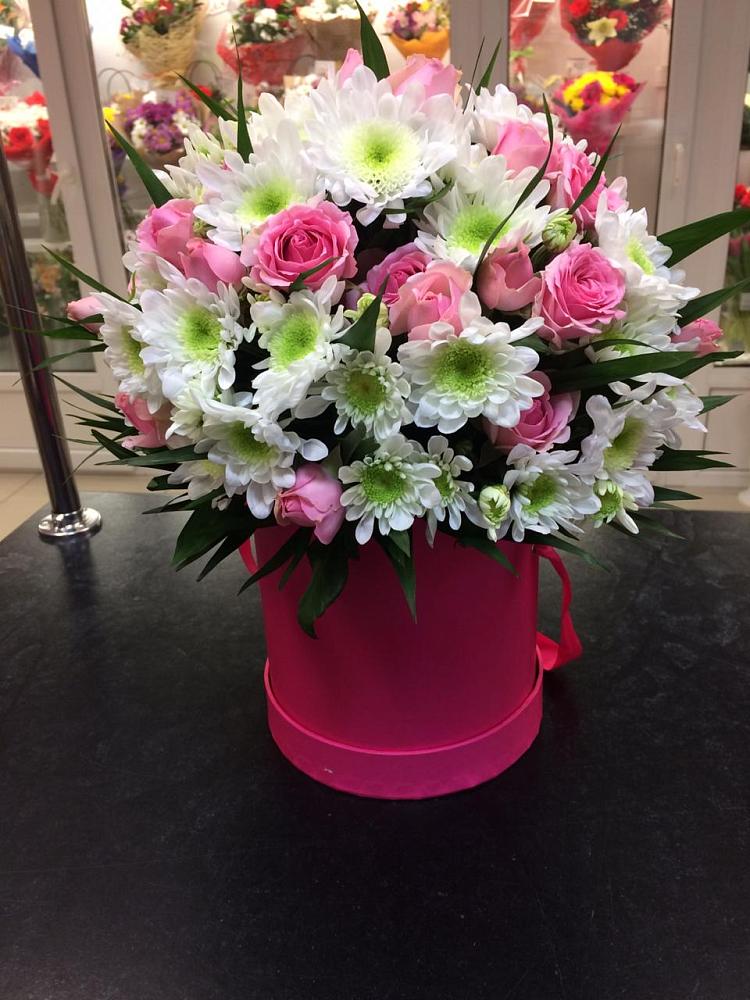 Цветочная композиция из Розы и Хризантемы в шляпной коробке в Левокумке