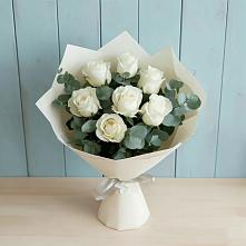 Букет Белые розы в Эвкалипте в Левокумке