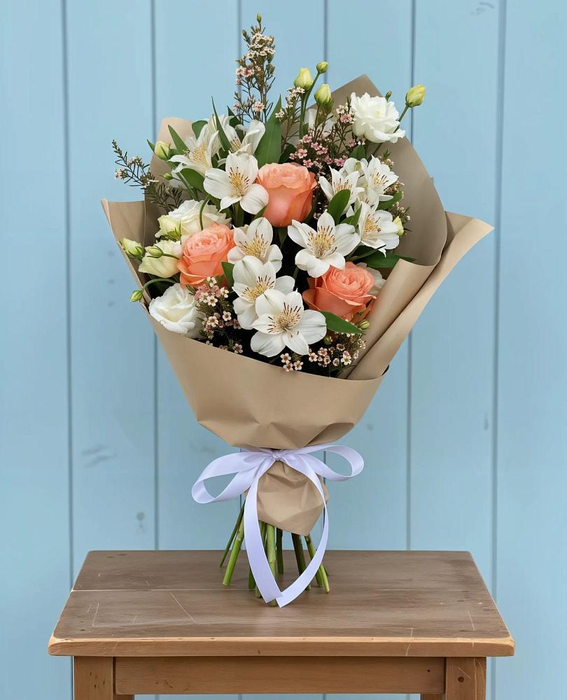 Букет цветов из: Альстромерии, Лизиантусы, Розы и Хризантемы в Левокумке