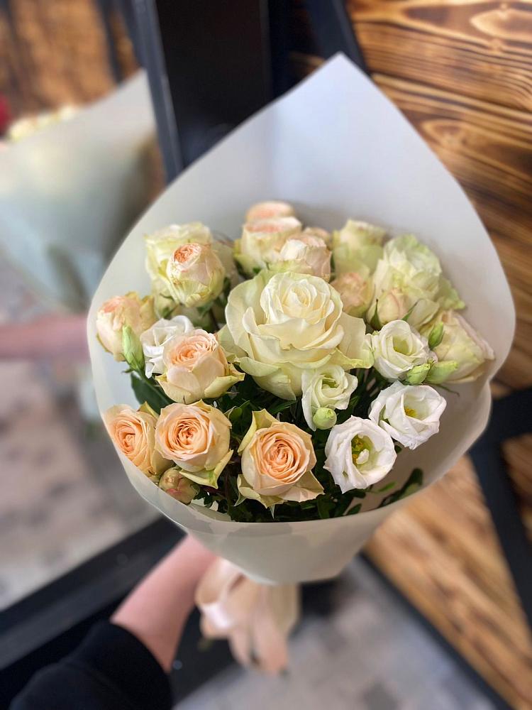 Букет цветов из: Розы и Лизиантусы в Левокумке